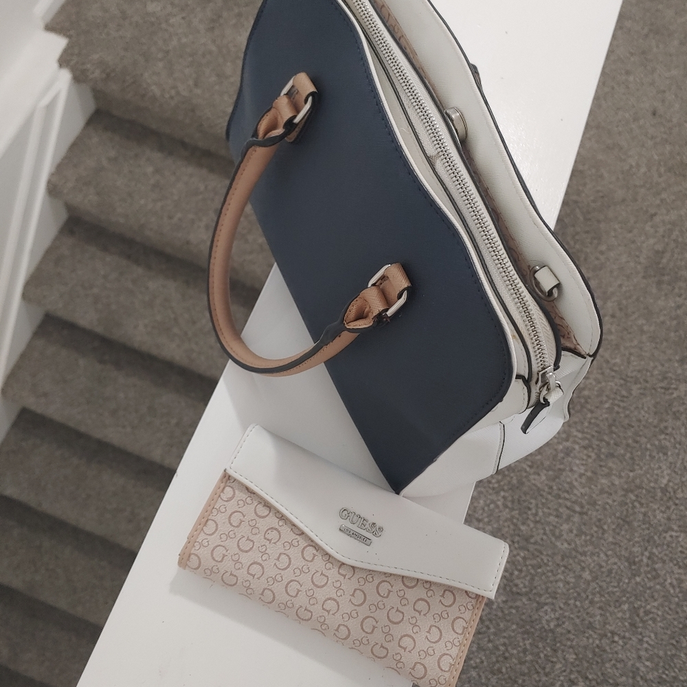 Guess Purse - Picture 4 of 4